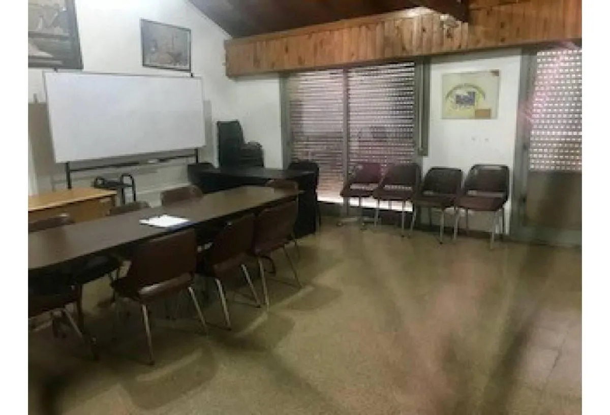 Excelente Edificio De 740 M² Dividido En Tres Plantas Local