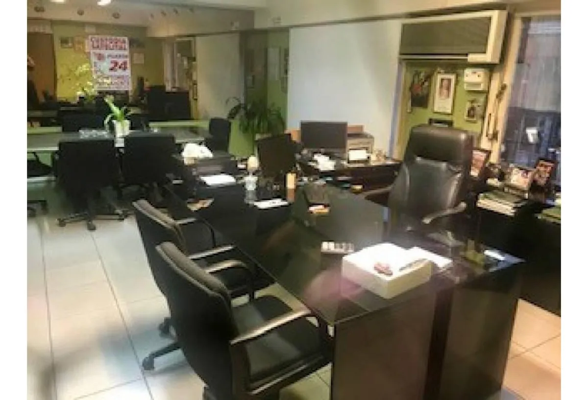 Excelente Edificio De 740 M² Dividido En Tres Plantas Local