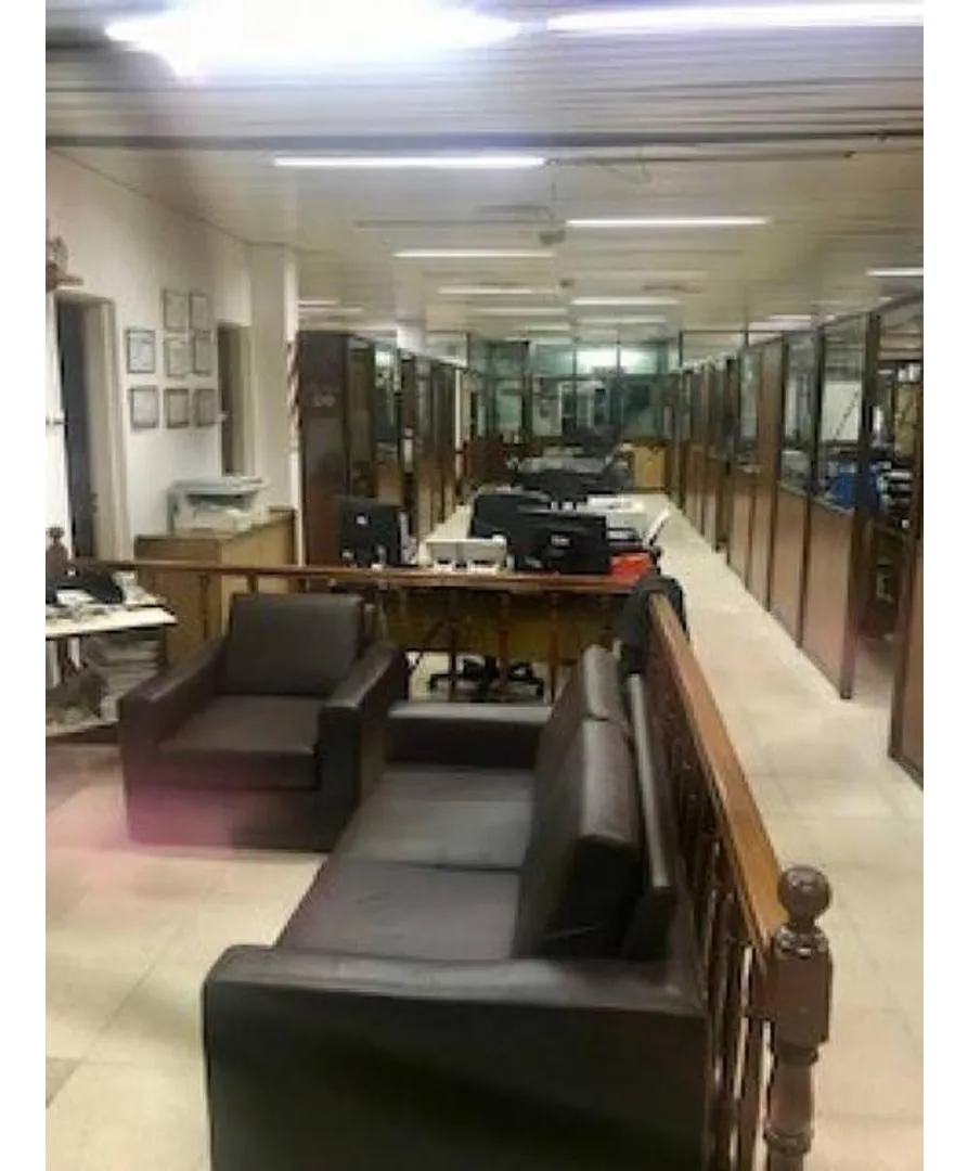 Excelente Edificio De 740 M² Dividido En Tres Plantas Local