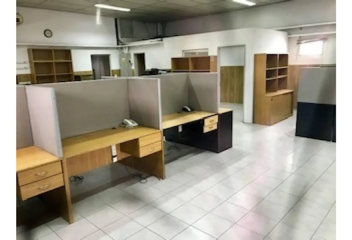 Excelente Edificio De 740 M² Dividido En Tres Plantas Local