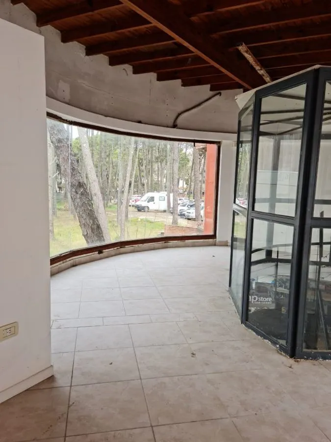 En Cariló | Local céntrico