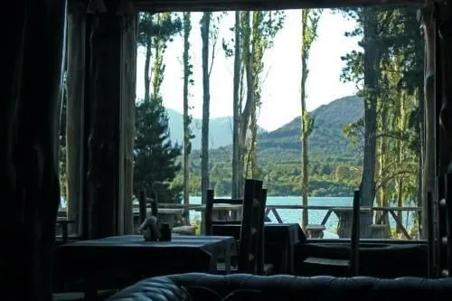 En Chubut | Hostería Frente al lago Epuyén