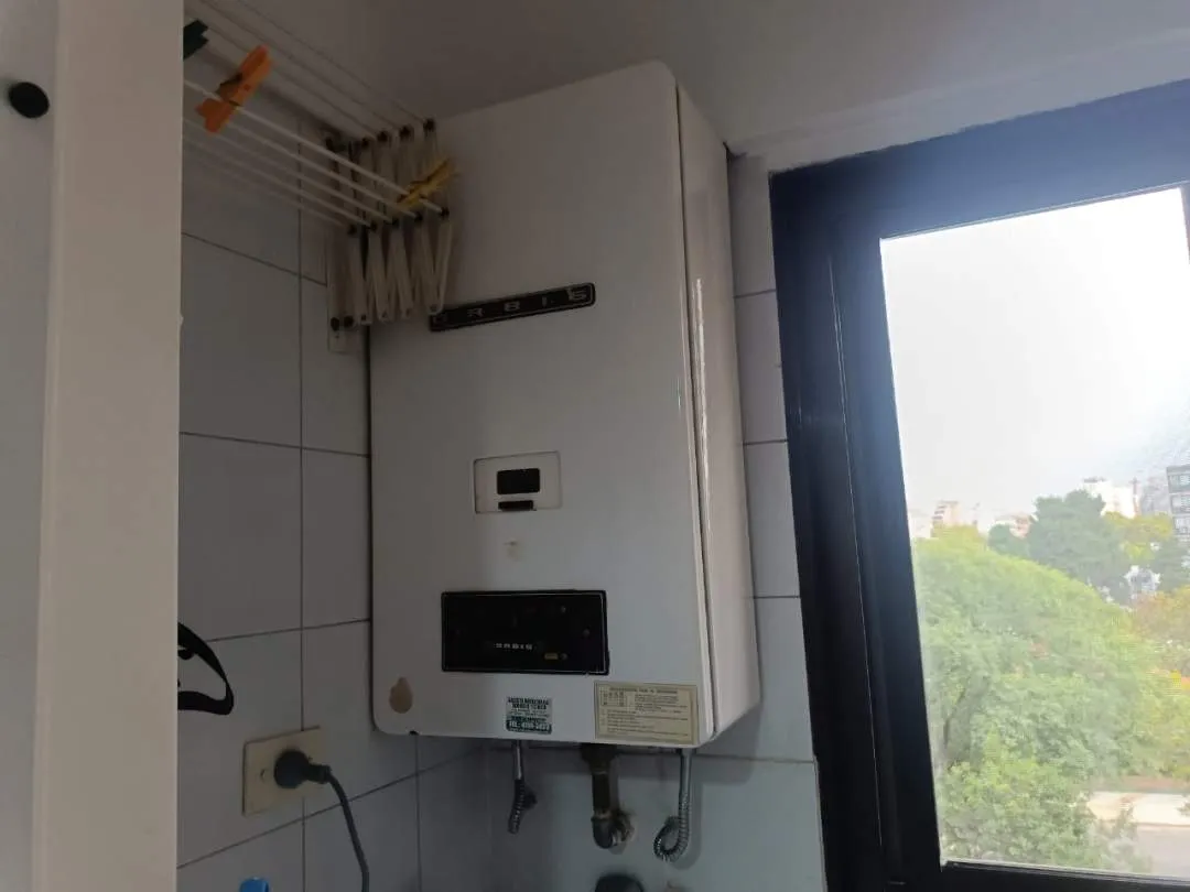 2 ambientes con cocina separada y balcon con vista abierta, seguridad 24hs.